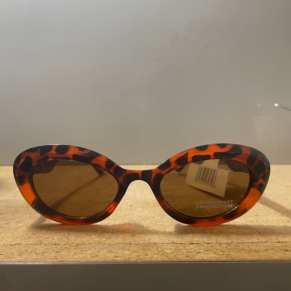 Oval shape tortoise style sunglasses